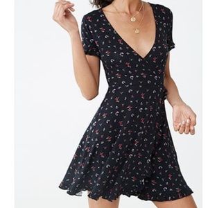 Short-Sleeved stretchy floral wrap dress NWT